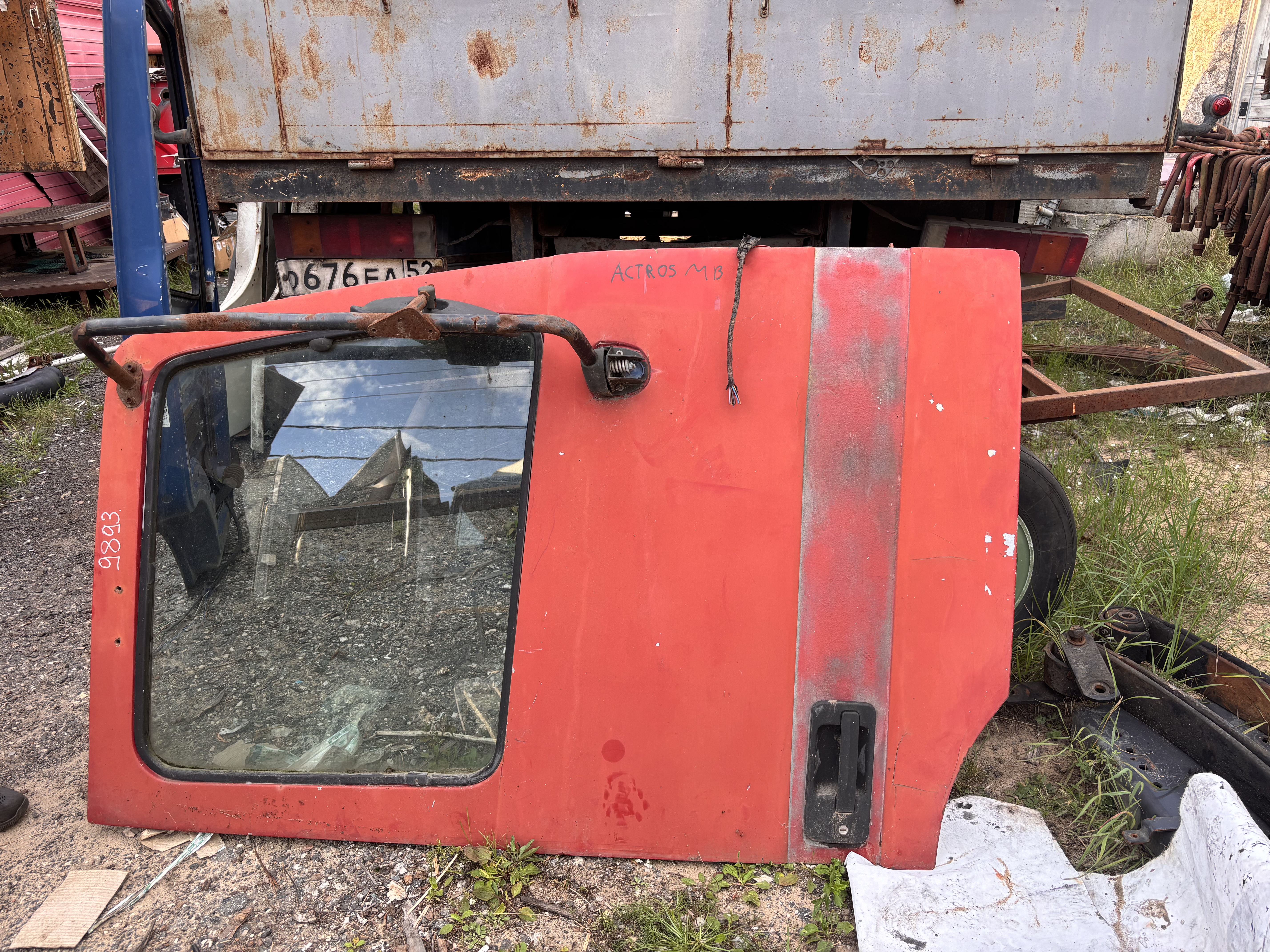 Дверь правая красная Мерседес Бенз Актрос Mercedes Benz Actros 9417200505 самосвал 8x4